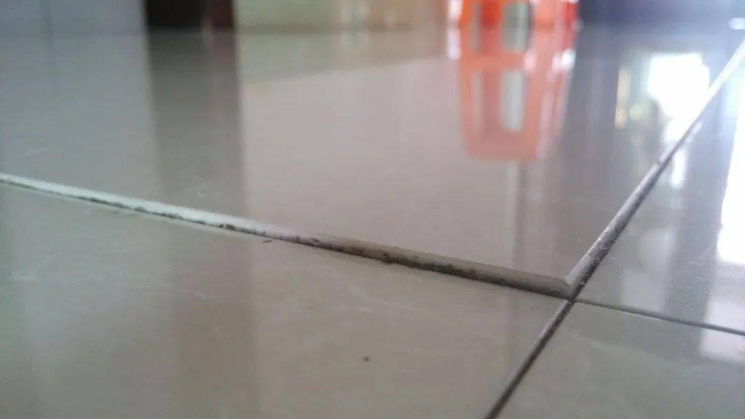 瓷砖变形拱起原因(瓷砖变形拱起原因分析) 瓷砖变形拱起原因(瓷砖变形拱起原因分析)